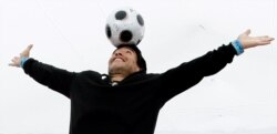 Diego Maradona ketika mempromosikan film tentang dirinya "Maradona by Kusturica" yang disutradari oleh sutradara Serbia Emir Kusturica di Festival Film Cannes ke-61, 20 Mei 2008.