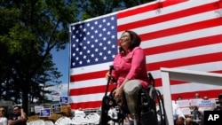 資料照：美國民主黨籍聯邦參議員塔米∙達克沃斯（Tammy Duckworth）在伊利諾伊州與她的支持者在一起。 （2015年8月20日）