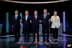 Capres Korea Selatan(dari kiri) Yoo Seung-min dari Partai Bareun, Ahn Cheol-soo dari Partai Rakyat, Hong Joon-pyo dari Partai Kebebasan Korea, Moon Jae-in dari Partai Demokrat Korea dan Sim Sang-jung dari Partai Keadilan, berpose sebelum berlangsungnya acara debat yang disiarkan melalui televisi di Seoul, 23 April 2017.