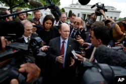 Senator Chris Coons memberikan keterangan kepada para wartawan di Gedung Eisenhower Executive Office, Kompleks Gedung Putih, Washington, 26 April 2017.