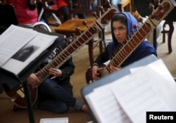Para anggota orkestra Zohra melakukan latihan di Institut Musik Nasional Afghanistan di Kabul (4/4).