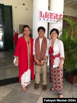 Artis Christine Hakim berpose dengan pengurus Wastra Indonesia saat mengunjungi Pameran Merah Putih