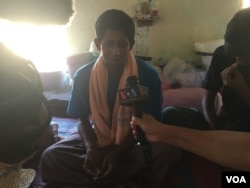 Mahmoud berbicara kepada VOA di kamp pengungsi di Taung Pyo, Myanmar. (Colin Lovett/VOA News)