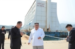김정은 북한 국무위원장이 지난 2019년 10월 금강산 관광지구를 바운하고 남측 시설 철거를 지시했다고, 조선중앙통신이 보도했다. 김 위원장 일행 뒤로 해금강호텔이 보인다.