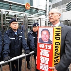 美國律師關尚義（John Clancey）參加抗議中國人權律師高智晟被逮捕的活動。（2010年2月4日）