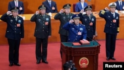 2018年3月18日，新一屆中國國家中央軍委大部分成員在北京人民大會堂宣誓就職。排名第一的副主席許其亮手撫憲法，後排由左至右：委員張升民、李作成、副主席張又俠、委員魏鳳和、苗華。