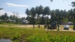 Personel Brimob menunggu helikopter yang akan mengangkut mereka ke lokasi yang telah ditentukan dalam operasi Madago Raya di Poso pada Sabtu, 31 Juli 2021. (Foto: VOA/Yoanes Litha)