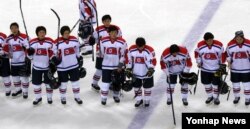 북한 여자하키 대표팀 선수들이 2일 강원 강릉하키센터에서 열린 '2017 국제아이스하키연맹(IIHF) 여자 세계선수권 디비전 II 그룹 A 대회' 호주와의 경기에서 1대2로 패한 직후 관중석을 향해 인사하고 있다.