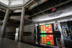 Seorang petugas membersihkan lantai di dekat papan elektronik indeks pasar saham di Bursa Efek Indonesia (BEI), di tengah pandemi COVID-19 di Jakarta, 8 September 2020. (Foto: dok).