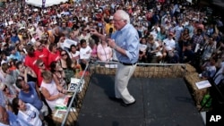 Bakal calon presiden dari Partai Demokrat Senator Bernie Sanders, I-Vt., berbicara di Iowa State Fair di Des Moines, 15 Agustus 2015.