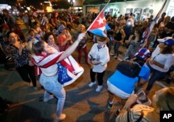 Hawaas ummata Kuubaa Amerikaa Mayaamii jirutti "hamaan harka dhiigaa nurraa du'e" jedhee gammachuun akkana taha.Sadaasaa, 26, 2016.