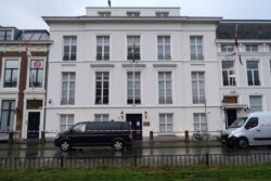 Polisi Belanda mengamankan kawasan di sekitar area kedutaan Arab Saudi di Den Haag, Belanda, setelah gedung tersebut menjadi target penembakan pada dini hari, Kamis, 12 November 2020.