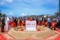 Pejabat China dan Kamboja melakukan pencangkulan pertama dalam proyek renovasi Pangkalan Angkatan Laut Ream, June 8, 2022. (Cambodia's Fresh News via AP)