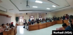 Tim pendamping Agni menjelaskan proses penyelesaian non-litigasi di kantor Rifka Annisa, Rabu, 6 Februari 2019. (Foto:VOA/Nurhadi)