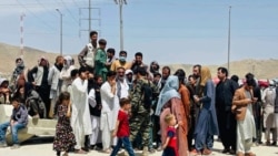 Kabul airport - people trying to enter in the terminal