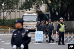 在中共十八届六中全会举行地点北京京西宾馆的入口处，警察和保安人员管制交通（2016年10月24日）