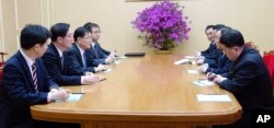 Delegasi Korea Utara menerima delegasi Korea Selatan di Pyongyang, Senin (5/3)