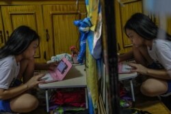 Seorang mahasiswa tahun pertama, memulai pembelajaran online dari rumah menggunakan ponselnya sebagai ilustrasi. (Foto: AFP)