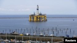 Salah satu fasilitas pengeboran lepas pantai milik perusahaan Shell di Port Angeles, Washington yang diprotes oleh aktivis Greenpeace (foto: dok).