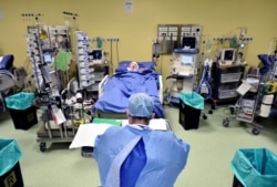 Seorang petugas medis merawat pasien Covid-19 di RS San Raffaele, Milan. Setidaknya 11 ribu petugas medis terpapar Covid-19 di Italia.