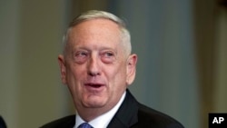 Jim Mattis es el primer secretario de Defensa de EE.UU. en visitar la base naval de Guantánamo, Cuba, en casi 16 años.