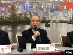 香港时事评论员、前《文汇报》驻北京记者刘锐绍（美国之音许宁摄影）