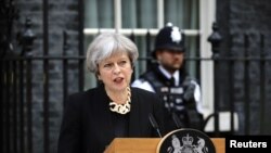 英国首相特蕾莎·梅在英国伦敦唐宁街10号外发表讲话(2017年6月4日)