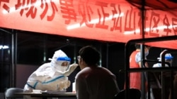 一名醫護人員在給一名鄭州市民做新冠病毒核酸檢測。 （2021年8月2日）