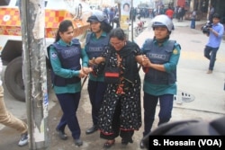 A BNP woman leader is being arrested by police in Dhaka, March 6, 2018, after she took part in a human chain, which demanded the release of BNP chairperson Khaleda Zia.