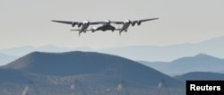 Pesawat pengangkut wahana SpaceShipTwo, WhiteKnightTwo, tinggal landas dari Bandar Udara dan Angkasa Mojave di Mojave, California, 22 Februari 2019