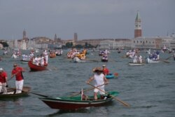 Suasana di sekitar Saint Mark's Basin saat berlangsungnya lomba Vogalonga (Long Row) di Venetian Lagoon, Venesia, Italia, 23 Mei 2021. (REUTERS / Manuel Silvestri)
