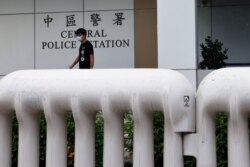 Aktivis prodemokrasi Hong Kong, Huang Zhifeng, meninggalkan kantor polisi Hong Kong setelah dibebaskan dengan jaminan. Dia ditangkap karena berpartisipasi dalam rapat umum yang tidak disetujui polisi tahun lalu, 24 September 2020.