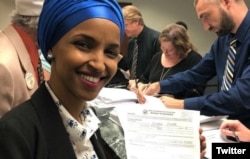 Ilhan Omar prilikom predavanja dokumentacije za učešće na izborima za Kongres