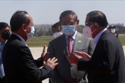 PM Kamboja Hun Sen (kanan), berbicara dengan Wakil Perdana Menterinya, Sar Kheng (tengah), juga Menteri Dalam Negeri Tea Banh (kiri) di Phnom Penh, Kamboja, 8 Januari 2022. (AP Photo/Heng Sinith)