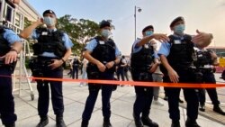 社民連十一遊行終點灣仔金紫荊廣場對開，大批評全副武裝的警員戒備，並且拉起封鎖線封路。(美國之音 湯惠芸 拍攝)