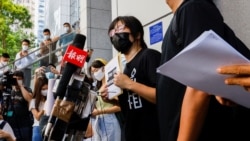 香港支聯會副主席鄒幸彤就香港警方國安處指稱“外國代理人”一事到達警察總部遞信要求警方解釋理由（路透社照片）