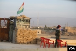Pada pangkalan pejuang perempuan, seorang tentara berjaga-jaga pada 14 November 2016, di Snuny, Irak (H. Murdock/VOA)