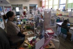 Guru TK Tami Lewis mengajar di kelasnya di West Orange Elementary School di Orange, California, 18 Maret 2021. (Foto: AP)
