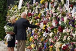 Predsednik SAD Džo Bajden i prva dama Džil tokom posete spomen-mestu posvećenom žtvama rušenja zgrade u Surfsajdu, Florida, 1. jula 2021.