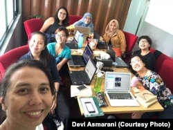 Situasi rapat redaksi Magdalene.co. Berangkat dari gagasan perlunya media baru yang mengangkat isu perempuan dengan format pop, bersama Hera Diani, Devi membentuk Magdalene.co. (Foto: Devi Asmarani)