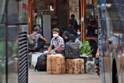 Para penumpang menunggu kedatangan bus untuk mudik di terminal bus Kalideres, Jakarta, Rabu, 5 Mei 2021.
