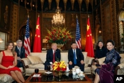美国总统川普和夫人同中国国家主席习近平和夫人在佛罗里达州海湖庄园的客厅里就座(2017年4月6日)