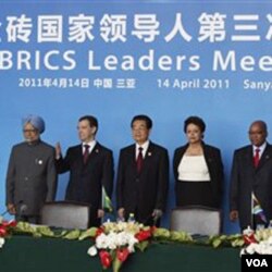 Para pemimpin negara-negara BRICS dalam KTT di Tiongkok selatan (14/4).