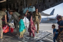 Warga Afghanistan yang hendak dievakuasi menggunakan pesawat AS. (Foto: AP)