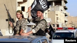 Militan ISIS melakukan parade di Raqqa, Suriah pada masa kejayaan mereka tahun 2014 (foto: ilustrasi).