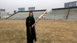 Pendiri dari tim nasional kriket perempuan Afghanistan, Diana Barakzai, berpose untuk sebuah foto di Stadion Kriket Kabul, pada 24 Desember 2014. (Foto: Reuters/Mohammad Ismail)