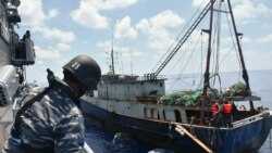 KRI Imam Bonjol-363 (kiri) menahan kapal nelayan China di perairan Natuna pada 21 Juni 2016. (Foto: TNI AL via AFP)
