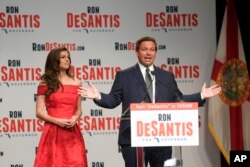 Kandidat Gubernur dari Partai Republik di Florida, Ron DeSantis, kanan, berbicara pada para pendukungnya dengan didampingi istrinya, Casey, setelah memenangkan pemilihan paruh waktu Partai Republik, Selasa, 28 Agustus 2018 di Orlando, Florida (foto: AP Photo/Phelan M. Ebenhack)