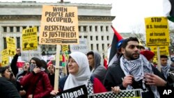 Demonstrasi anti-pendudukan Israel di luar gedung Washington Convention Center di mana konferensi AIPAC berlangsung di Washington, DC (26/3).