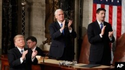 Presiden AS Donald Trump, Wapres Mike Pence, Ketua DPR Paul Ryan memberikan penghormatan kepada Carryn Owens, janda anggota pasukan khusus AL Amerika (Navy SEAL) William “Ryan” Owens, pada pidato Trump di depan Kongres AS (28/2).